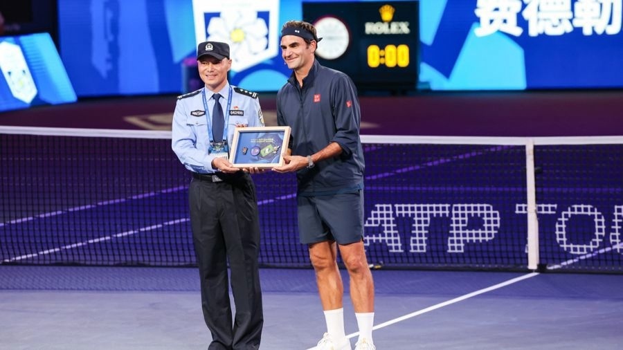 他曾在紧急, 安保部署中 他曾在紧急, 安保部署中