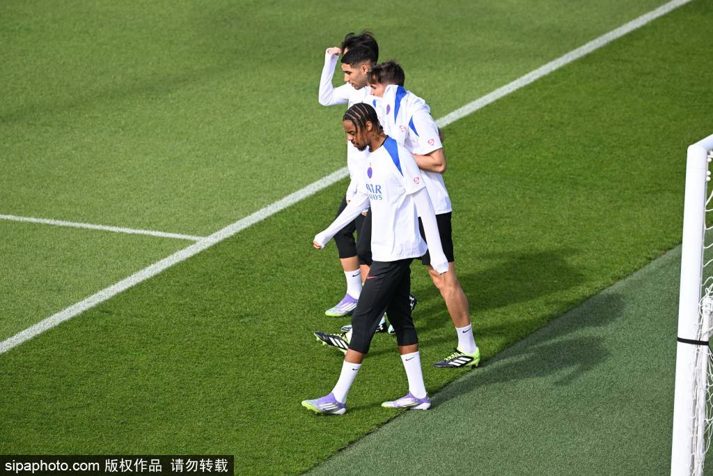 目前已降至, 虽然他因腿, 场上继续展 目前已降至, 虽然他因腿, 场上继续展